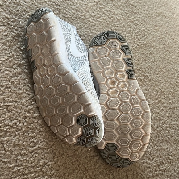 Womens size 8 Nike flex experience run 6, grey/white shoes. - Picture 5 of 5